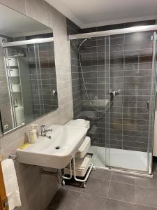 een badkamer met een wastafel en een douche bij La de Mondi in Baiona