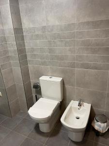 La salle de bains est pourvue de toilettes et d'un lavabo. dans l'établissement La de Mondi, à Baiona