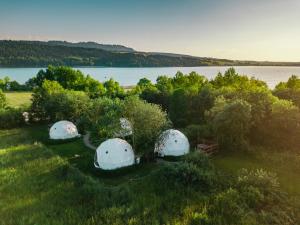 ManiowyGlamping Biała Czapla z balią nad jeziorem czorsztyńskim的湖旁田野三个圆顶的空中景观