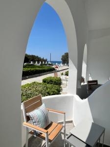 Zimmer mit einem Stuhl und Meerblick in der Unterkunft Akti Kastraki Beach in Kastraki Naxos