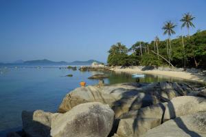 - une plage avec des rochers et une plage avec des palmiers dans l'établissement Romantic 1 Bed Villa with Pool - 150 mtrs to beach, à Koh Samui 