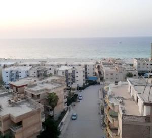 una vista aérea de una ciudad con el océano en شقة مميزة فى الاسكندرية قرية الزهراء Alexandria, en Alejandría