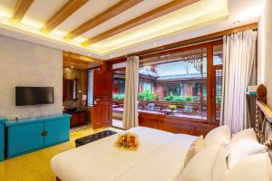 Frida's Inn 丽江梦之旅观景客栈的电视和/或娱乐中心