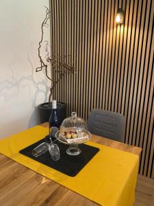 グリース・イム・ゼルラインにあるAppartment Kapfererのテーブル(食品トレイ、ワイン1本付)