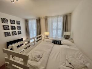 uma grande cama branca num quarto com janelas em FARMER'S MARKET Apartments Vienna em Viena