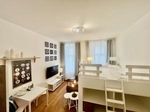 um quarto branco com uma cama alta e uma sala de estar em FARMER'S MARKET Apartments Vienna em Viena