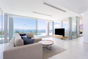 TV a/nebo společenská místnost v ubytování Crystal I Luxury Apartments by EnjoyaHome
