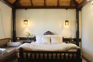מיטה או מיטות בחדר ב-BK's Villa Royal at Kensville Golf & Country Club