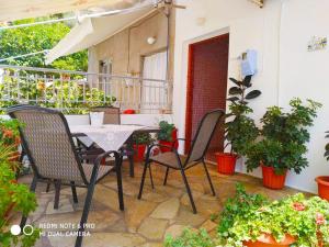 stół i krzesła na patio z roślinami w obiekcie Traditional Trikeri Escape House w mieście Ayía Kiriakí