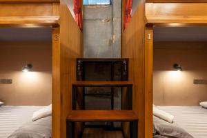 Postel nebo postele na pokoji v ubytování Tepbunthom Hostel