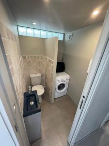 ein kleines Bad mit WC und Waschbecken in der Unterkunft Jolie maison avec piscine in Rochefort-du-Gard