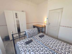 um quarto com uma cama, uma cadeira e uma mesa em Holiday home in Balatonboglar 38776 em Balatonboglár