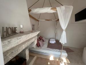 - une chambre avec un lit et un parasol dans l'établissement Zinzu - by TripOstuni, à Ostuni