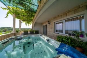 a jacuzzi tub in the middle of a balcony at Holiday Home Ivana in Selca