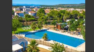 an overhead view of a swimming pool at a resort at Les mobil homes de Naka , camping le NOVELA in Port-la-Nouvelle