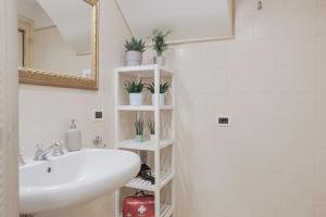 Koupelna v ubytování [Lucca Old Town] *Stellario* Free Netflix Wi-fi + 25 fotografií