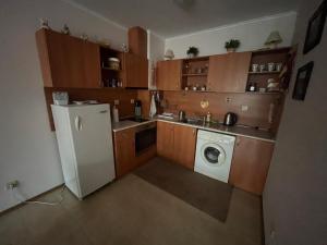 Virtuve vai virtuves zona naktsmītnē Vadim Apartments in Panorama Beach Vigo Nessebar