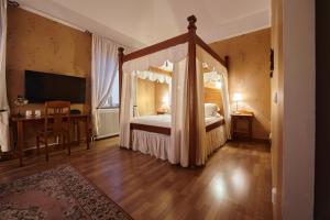 Postel nebo postele na pokoji v ubytování Hotell Läckö
