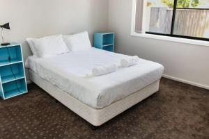 een slaapkamer met een bed met handdoeken erop bij Quintet 1 157 in Tamworth