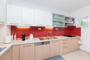 Kuchyň nebo kuchyňský kout v ubytování Apartments Martic