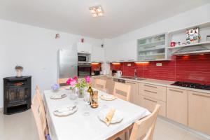 Kuchyň nebo kuchyňský kout v ubytování Apartments Martic