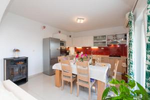 Kuchyň nebo kuchyňský kout v ubytování Apartments Martic