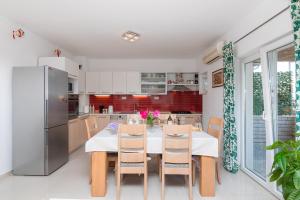 Kuchyň nebo kuchyňský kout v ubytování Apartments Martic