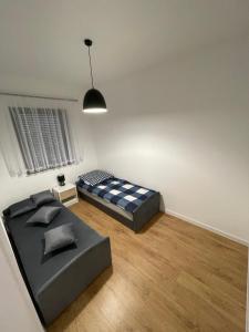 1 dormitorio con 2 camas en una habitación en Apartamenty Lipowy Zakątek en Iława