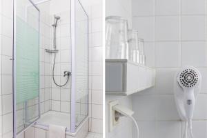 baño con ducha y puerta de cristal en Hotel Eckstein en Berlín