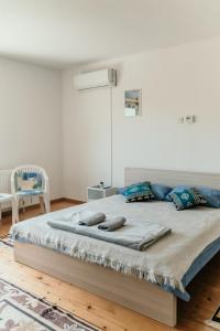 Cette chambre blanche comprend un grand lit avec un matelas. dans l'établissement Mirna Bosna, à Sarajevo