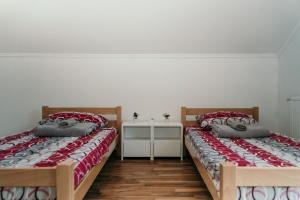 - deux lits assis l'un à côté de l'autre dans une pièce dans l'établissement Mirna Bosna, à Sarajevo