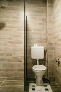 La salle de bains est pourvue de toilettes blanches. dans l'établissement Mirna Bosna, à Sarajevo