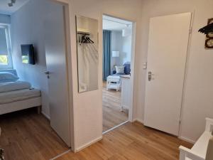 ヴァンガーラントにあるTief 10 Wohnung 102 Heimathafenのベッドルームにつながるドア付きの部屋 +24枚の写真