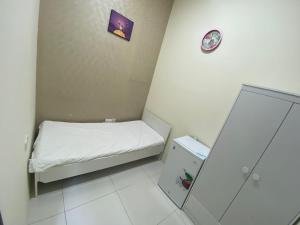 Postel nebo postele na pokoji v ubytování Small Budget Rooms for 'girls' only in Dubai, Marina