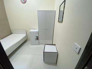 Postel nebo postele na pokoji v ubytování Small Budget Rooms for 'girls' only in Dubai, Marina