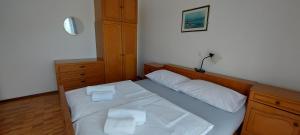Posteľ alebo postele v izbe v ubytovaní Apartman Franelić Banjol