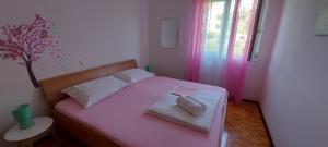 Posteľ alebo postele v izbe v ubytovaní Apartman Franelić Banjol