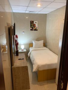 Tempat tidur dalam kamar di Small Budget Rooms for 'girls' only in Dubai, Marina