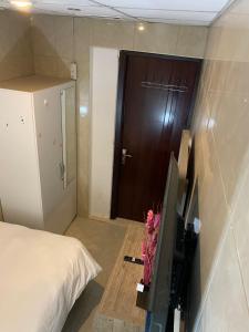 TV a/nebo společenská místnost v ubytování Small Budget Rooms for 'girls' only in Dubai, Marina