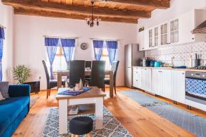 A kitchen or kitchenette at Kiscsermely Vendégház