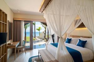 1 dormitorio con cama y vistas al océano en The Sankara Beach Resort - Nusa Penida en Nusa Penida