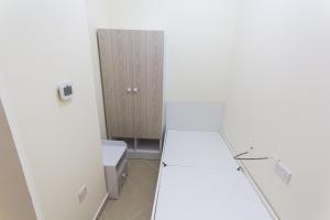 Postel nebo postele na pokoji v ubytování Small Budget Rooms for 'girls' only in Dubai, Marina