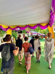 un gruppo di persone che camminano sotto una tenda di Forgotten Hostel Silom a Bang Rak Altre 83 foto