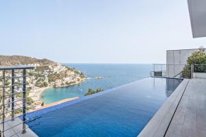 vistas al océano desde el balcón de un edificio en Villa Welcs EMP 083 con piscina infinita, en Roses