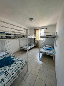 Cette chambre comprend 3 lits superposés. dans l'établissement Central Studio Apartments & Dormitory Rooms, à Supetar