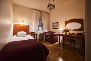 Tempat tidur dalam kamar di Hotell Läckö