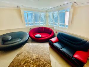 Posezení v ubytování Small Budget Rooms for 'girls' only in Dubai, Marina