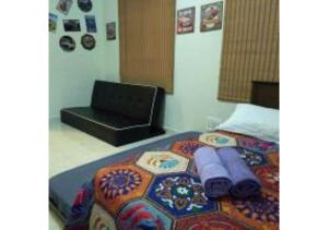 - une chambre avec un lit et une chaise dans l'établissement Homestay Pagar Buruk Bukit Merah L6- FAN ONLY, à Simpang Ampat Semanggol