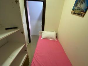 Postel nebo postele na pokoji v ubytování Small Budget Rooms for 'girls' only in Dubai, Marina