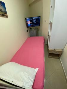 Postel nebo postele na pokoji v ubytování Small Budget Rooms for 'girls' only in Dubai, Marina